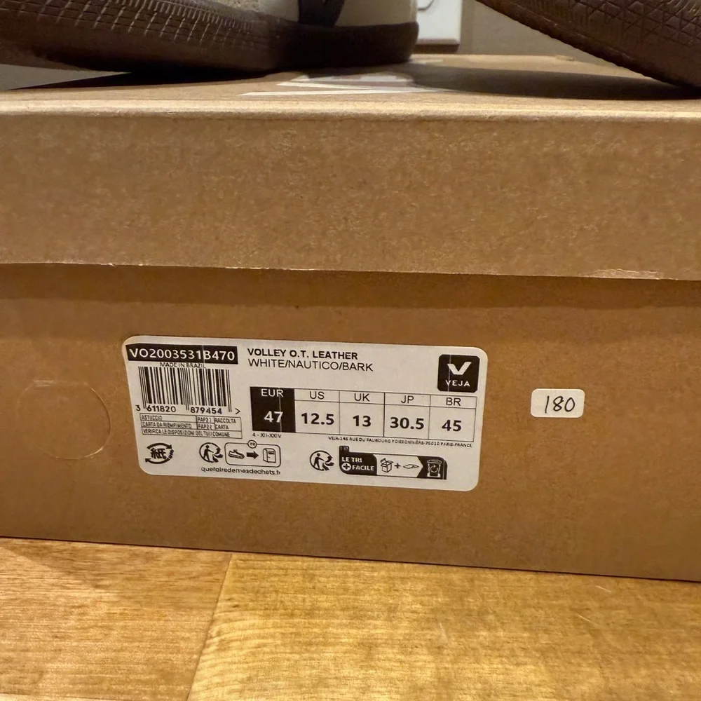 Veja Volley O.T. Leather in White and Nautico - Picture 6 of 6